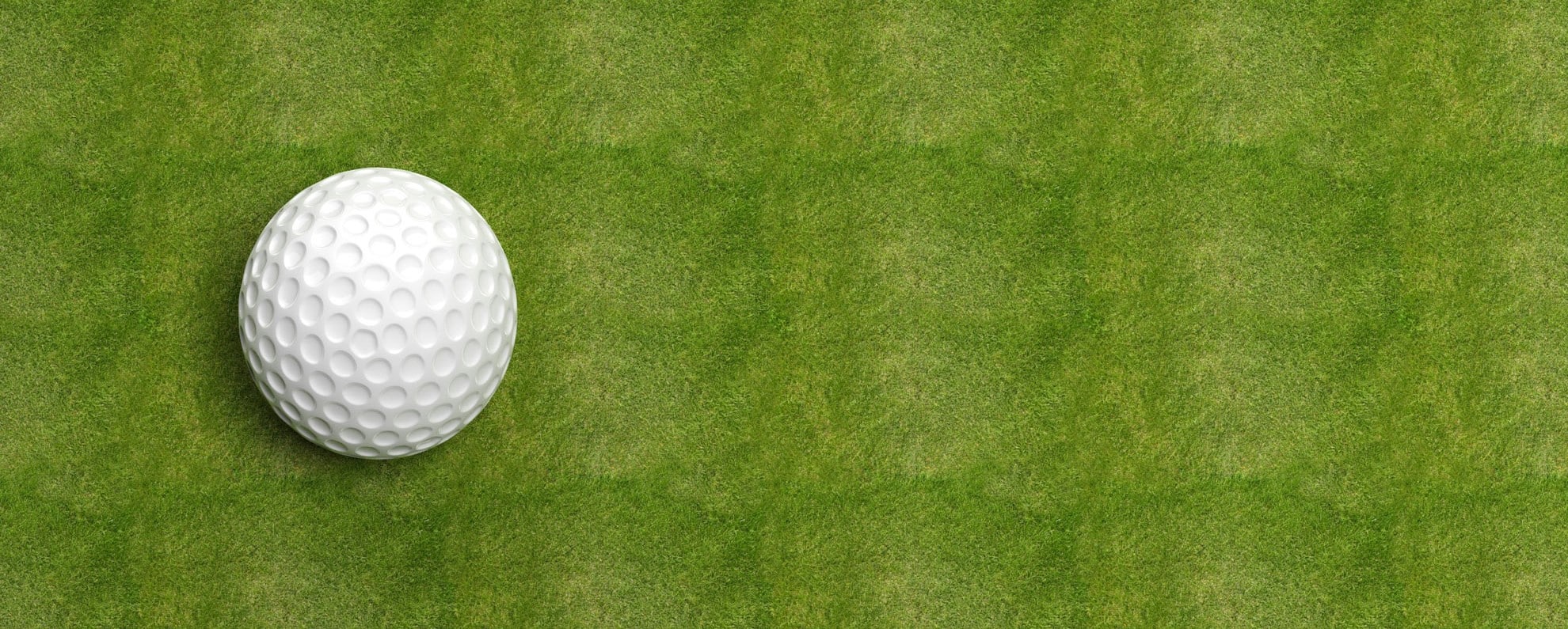 Nahaufnahme eines Golfballs am Grün