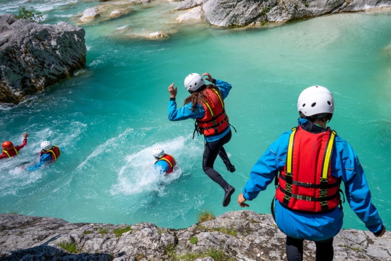 Teilnehmer springen beim Canyoning in Landeck ins Wasser