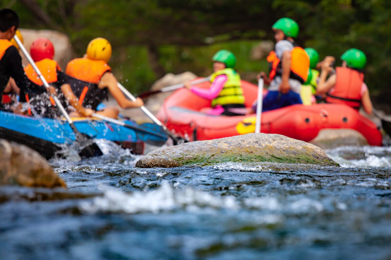 Abgebildet sind zwei Rafting-Gruppen in Landeck