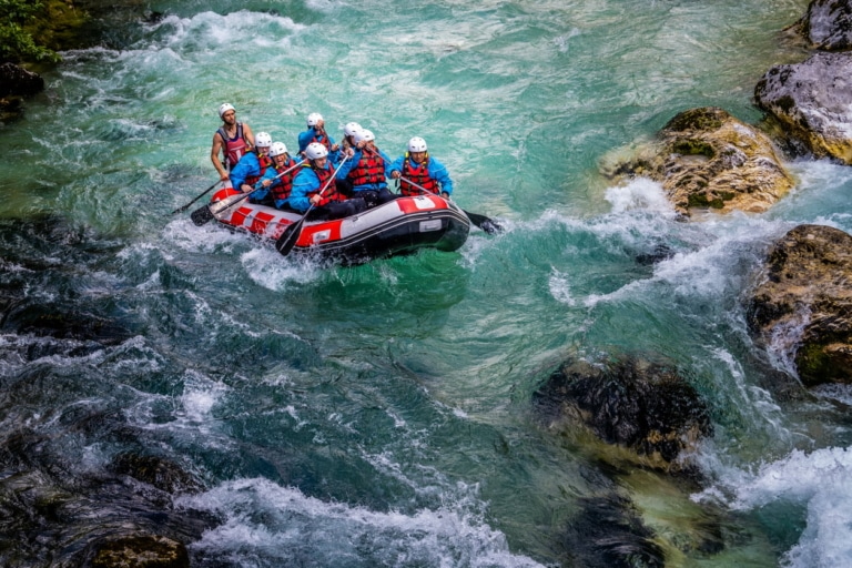 Rafting-Gruppe in Landeck in wildem Gewässer